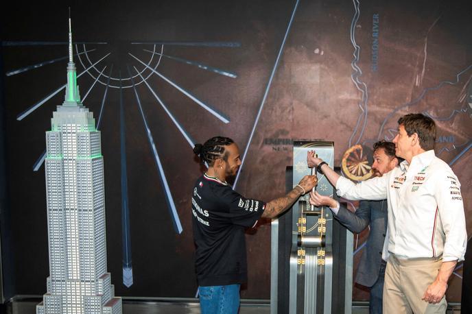 Lewis Hamilton Toto Wolff | Lewis Hamilton in Toto Wolff sta prižgala posebno osvetlitev stolpnice Empire State v New Yorku. | Foto Reuters