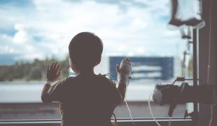 Pretresljiva zgodba s pediatrične klinike: triletnik več dni sam na intenzivni negi?