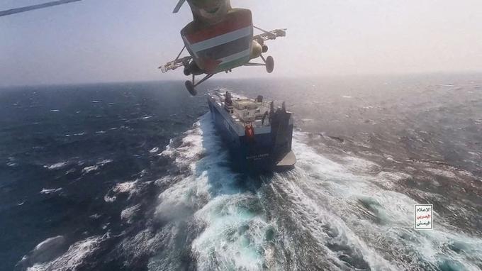 Hutijevci so napade na ladje v Rdečem morju začeli novembra z utemeljitvijo, da v podporo Palestincem v Gazi obstreljujejo z Izraelom povezana plovila. Oborožene sile ZDA in Velike Britanije pa so v odzivu doslej izvedle več napadov, katerih cilj je bil zmanjšati sposobnost hutijevcev za napadanje mednarodnega ladijskega prometa v Rdečem morju. | Foto: Reuters