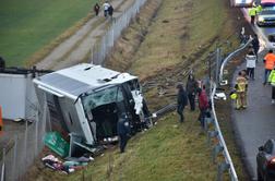 Huda nesreča avtobusa na pomurski avtocesti vzela tri življenja, tri osebe huje poškodovane #foto #video