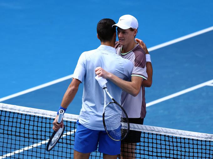 Novak Đoković je na uvodnem grand slamu sezone v Melbournu v polfinalu izgubil proti Italijanu Janniku Sinnerju. V Indian Wellsu je v 3. krogu izgubil proti njegovemu rojaku. | Foto: Reuters