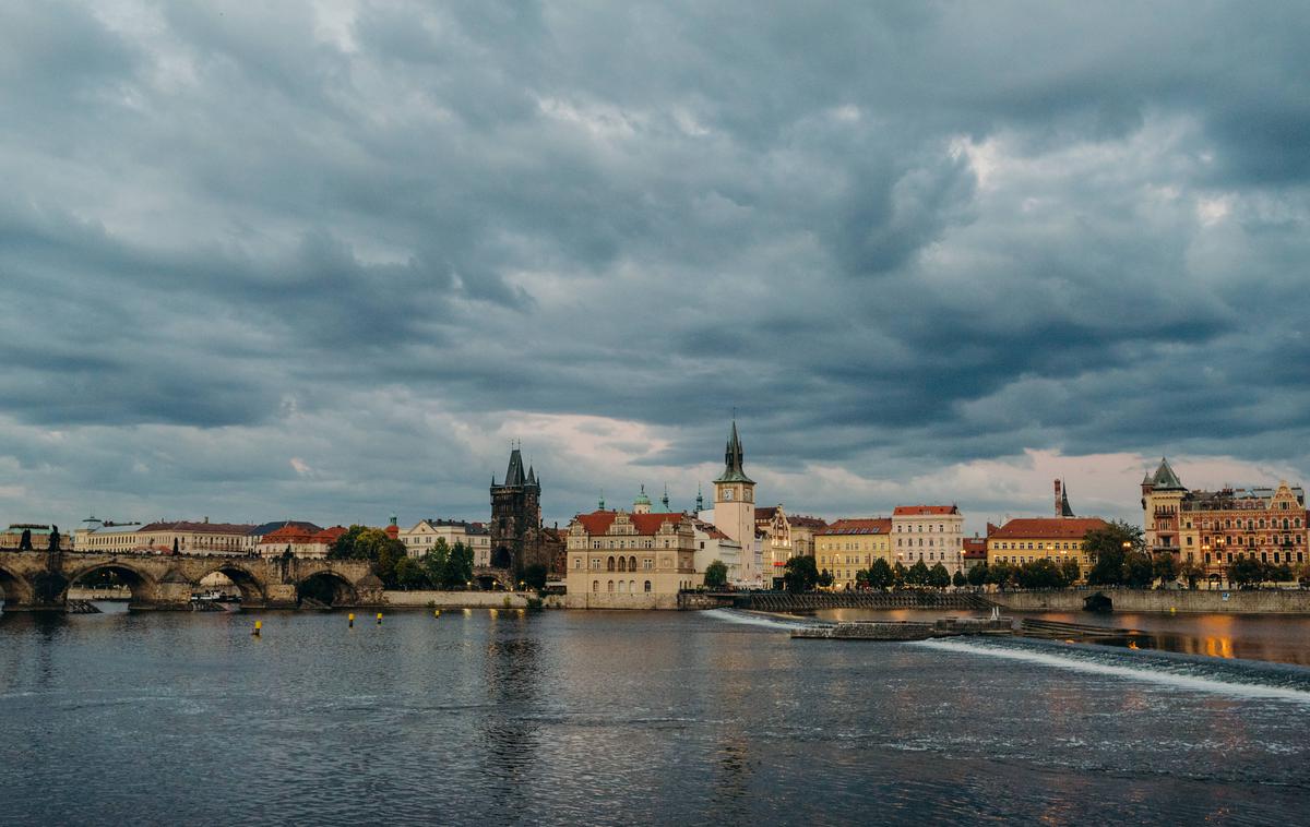 Praga | Češka je bila pred drugo svetovno vojno gospodarsko razvitejša od Slovenije, v desetletjih po vojni pa se je razmerje moči preobrnilo. Leta 1992 je tako Češka po podatkih Združenih narodov dosegala samo 51 odstotkov slovenske gospodarske razvitosti. Češka nam je zdaj precej bližje, saj je po podatkih Eurostata lani dosegla 88 odstotkov slovenske gospodarske razvitosti. | Foto Guliverimage