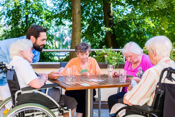 Upokojenci, ki potrebujejo pomoč drugega za zagotavljanje osnovnih življenjskih potreb, so upravičeni do denarnega dodatka. Ta večini uporabnikov storitev domov za starejše pomaga pri pokrivanju stroškov. A ta pravica je omejena na tiste, ki imajo stalno bivališče v Sloveniji in na ozemlju EU oziroma EGP, pojasnjujejo na Zavodu za pokojninsko in invalidsko zavarovanje (ZPIZ).    | Foto: Shutterstock