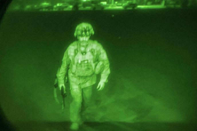 Chris Donahue, zadnji ameriški vojak, ki je zapustil Afganistan | Slovo ameriške vojske iz Afganistana: general Chris Donahue, poveljnik 82. ameriške padalske divizije, je bil zadnji ameriški vojak, ki je 30. avgusta letos zapustil Afganistan. S tem se je končala dvajsetletna ameriška vojaška prisotnost v tej državi. | Foto Guliverimage