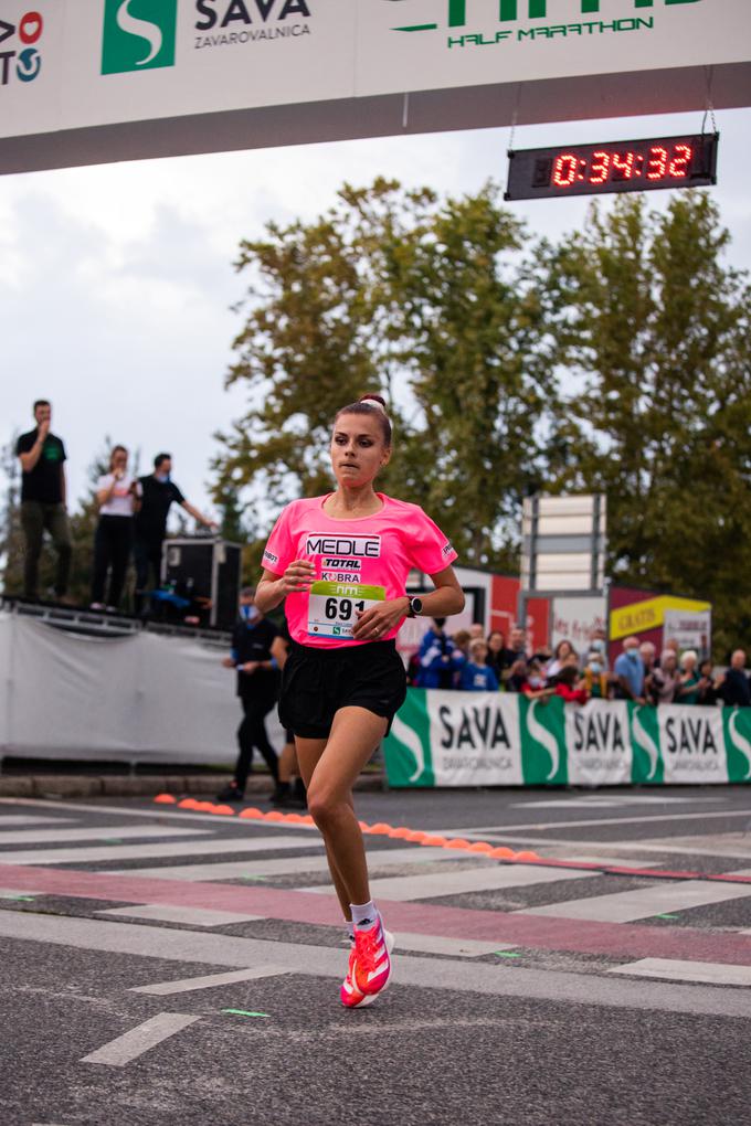 Atletinja Klara Lukan je s časom 34:30.včeraj zmagala na 10-kilometrski razdalji.  | Foto: novomesto21