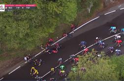 Po padcu številnih kolesarjev še en Rogličev konkurent končal Giro #video