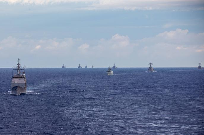 Rdeče morje, EU, ZDA, ladje, vojaške ladje | Z zaseženim tankerjem upravlja grška ladjarska družba Empire Navigation. Na krovu tankerja pa naj bi bila 19-članska posadka, od tega 18 filipinskih državljanov in en grški državljan, poroča nemška tiskovna agencija dpa. (Fotografija je simbolična.) | Foto Guliverimage