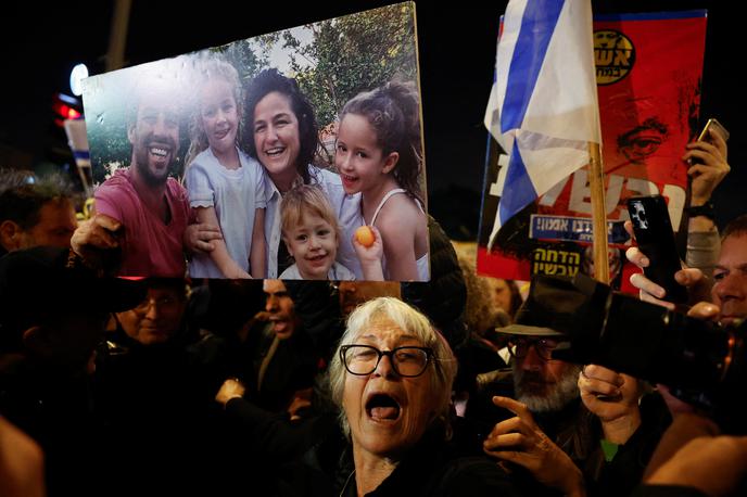 protest v Izraelu | Z izraelskimi zastavami, rumenimi baloni in transparenti z obrazi talcev so protestniki končali štiridnevni pohod, ki se je začel na enem od krajev oktobrskega napada,  | Foto Reuters