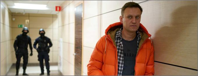 Avgusta 2020 je na letalu, ki je bilo namenjeno v Moskvo, ruski opozicijski voditelj Aleksej Navalni začel kričati zaradi neznosnih bolečin. Letalo so takoj preusmerili v najbližje mesto in nezavestnega Navalnega odpeljali v bolnišnico. Dokumentarni film razgrne neverjetno zgodbo, ki je sledila. • V nedeljo, 5. 12., ob 22.15 na TV SLO 1.* | Foto: 