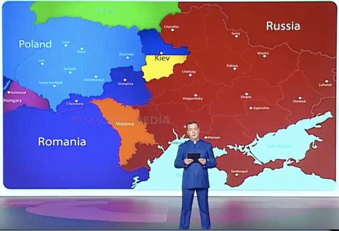 Medvedjev je na dogodku za mladino v ruskem mestu Soči ob obali Črnega morja pred nekoliko drugačnim zemljevidom Evrope med drugim dejal, da je Ukrajina del Rusije in da so kakršnakoli mirovna pogajanja s predsednikom Ukrajine Volodimirjem Zelenskim nemogoča. Zemljevid je Ukrajino prikazoval kot veliko manjšo državo kot danes, in sicer kot od Črnega morja povsem odrezano enklavo v približni velikosti Moldavije, v središču katere je zdajšnja prestolnica Ukrajine Kijev. Celoten severni, osrednji, južni in vzhodni del Ukrajine je medtem prikazan kot ozemlje Rusije, deli zahodne Ukrajine pa so na zemljevidu Medvedjeva razdeljeni med Poljsko, Romunijo in Madžarsko. "Eden od nekdanjih ukrajinskih voditeljev je nekoč dejal, da Ukrajina ni Rusija. Ta koncept mora izginiti za vedno. Ukrajina je Rusija," je takrat dejal Medvedjev. | Foto: Twitter / Posnetek zaslona