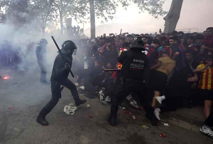 Pred tekmo je bilo zelo vroče, posredovati je morala tudi policija. | Foto: Reuters