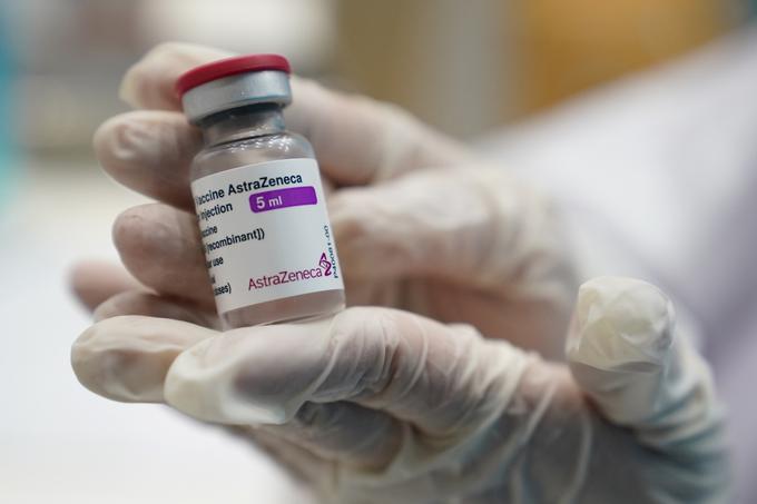 Švedska AstraZeneca od februarja razvija metodo, ki bi omogočila hitrejše prilagajanje cepiva za boj proti morebitnim novim sevom koronavirusa Sars-CoV-2. Na podobni misiji so tudi drugi proizvajalci cepiv proti bolezni covid-19. | Foto: Reuters