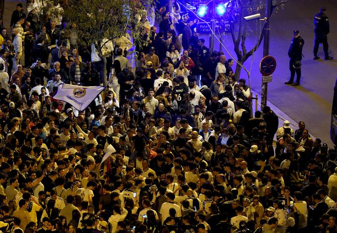 Madridske ulice so bile v noči na nedeljo polne navijačev Reala. | Foto: Reuters