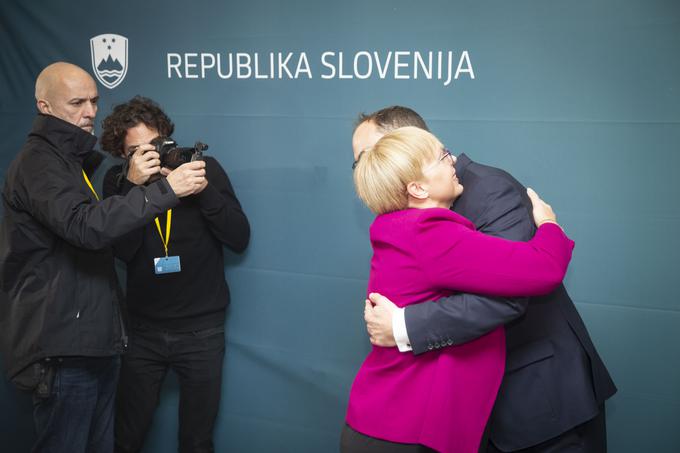 Po razglasitvi rezultatov sta se protikandidata Nataša Pirc Musar in Anže Logar srečala na Gospodarskem razstavišču, kjer sta si čestitala in objela. | Foto: Bojan Puhek
