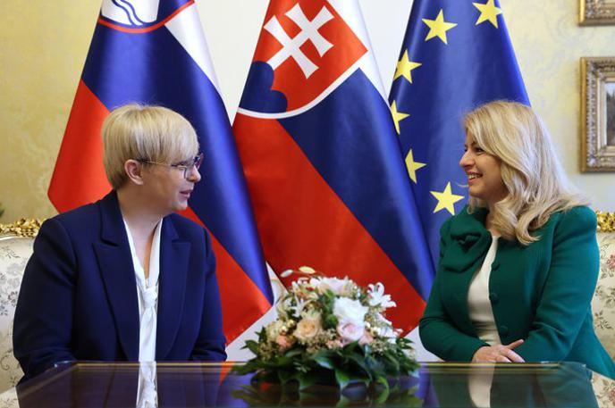 Zuzana Čaputová | Ob bližajoči se 20. obletnici članstva obeh držav v EU in Natu sta predsednici spregovorili tudi o širitvi Unije. Pozdravili sta nedavno odločitev o začetku pristopnih pogajanj z Ukrajino in Moldavijo ter izrazili podporo državam Zahodnega Balkana na njihovi poti v EU. | Foto Twitter/X/@ZuzanaCaputova
