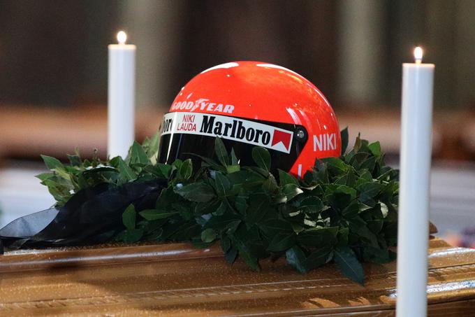 Za vedno se je poslovil nekdanji voznik formule ena in trikratni svetovni prvak Niki Lauda. Umrl je v 70. letu starosti. Lauda je imel že pred tem težave s pljuči in prestal operacijo. Osvojil je tri naslove svetovnega prvaka (1975, 1977, 1984), na dirkah formule 1 je osvojil 25 zmag, 54-krat pa je stal na stopničkah. Od legendarnega Laude so se poslovili v katedrali sv. Štefana na Dunaju. | Foto: Reuters
