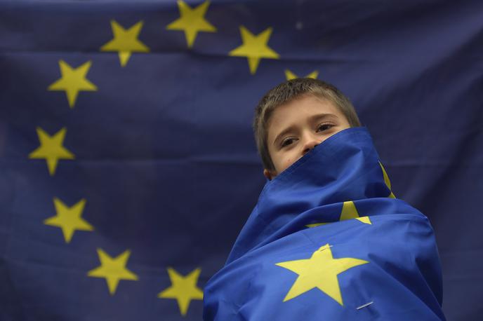 EU zastava | EU združuje 27 držav, ki imajo skupaj več kot 448 milijonov prebivalcev, kar je leta 2020 predstavljalo nekaj manj kot šest odstotkov vsega svetovnega prebivalstva. EU je imela leta 2022 nominalni BDP, ki je znašal 15,5 bilijona evrov, kar je predstavljalo približno eno šestino vsega svetovnega nominalnega BDP. Edina članica, ki je zapustila EU, je bila do zdaj Velika Britanija. Ta se je iz povezave poslovila leta 2020. Na drugi strani si vstop v EU želi deset držav. | Foto Reuters