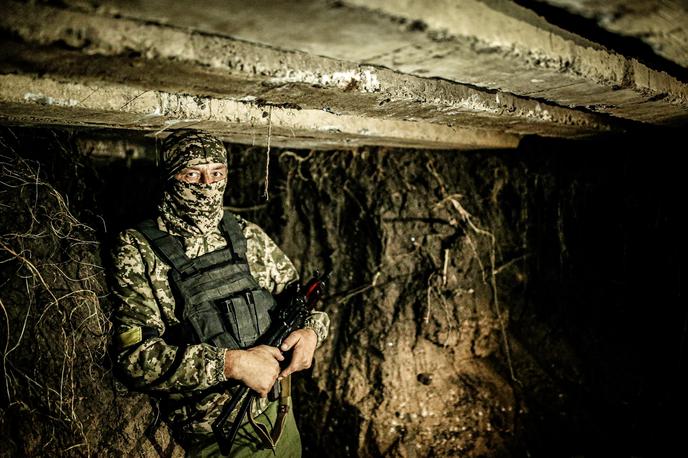 Ukrajinski vojak | Ukrajinski vojaki imajo v rovih vse več težav z živalmi, zlasti z mišmi. Te jih grizljajo v spalnih vrečah, medtem ko spijo, ter jim uničujejo zaloge hrane in celo dragoceno vojaško opremo. | Foto Guliver Image
