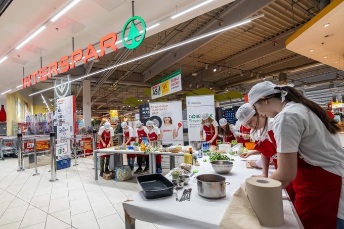 Projekt Kuhnapato osnovnošolcem omogoča razvoj kuharskih veščin in spodbuja ljubezen do tradicionalnih jedi. | Foto: Spar Slovenija