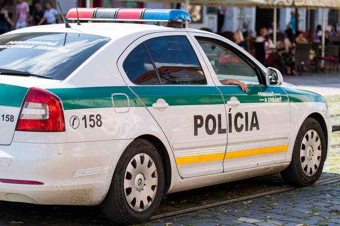 Slovaška policija | Policisti so vlomili v stanovanje 64-letnega moškega in ga aretirali. | Foto Shutterstock