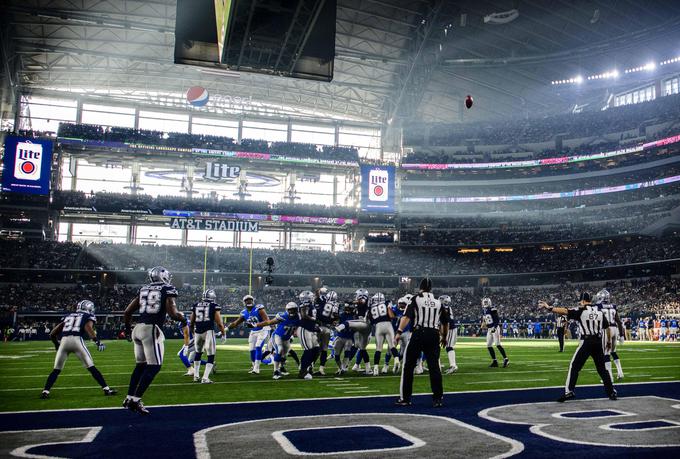 Povprečno si tekme v ligi NFL na štadionih ogleda dobrih 67.400 gledalcev. Najvišji obisk v zadnji sezoni so imeli igralci Dallas Cowboys. V povprečju si je njihove tekme na AT&T Staidum ogledalo dobrih 92.700 ljubiteljev ameriškega nogometa. | Foto: Reuters